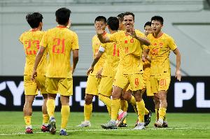 沪媒：国足换人后表现让球迷不满，长时间被新加坡队压制和围攻